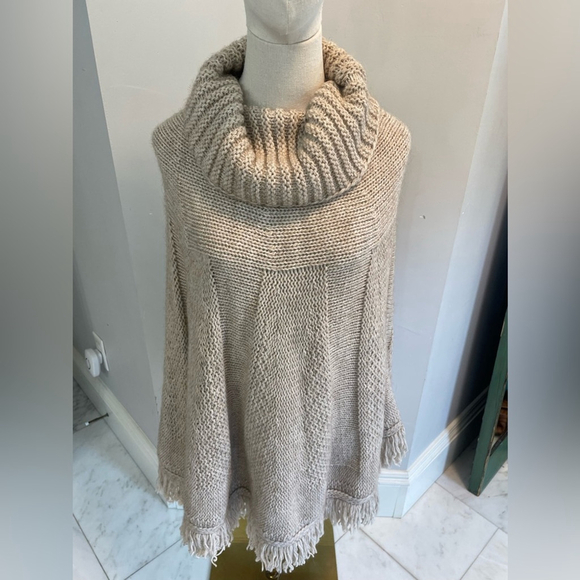 Iperico Italian alpaca blend cable knit cowl turtleneck fringe pullover cape - Picture 3 of 9